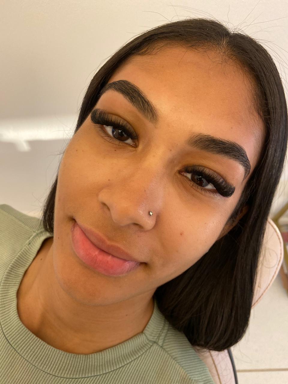 Sobrancelha desenhada por Rafaela Baião – resultado natural e definido